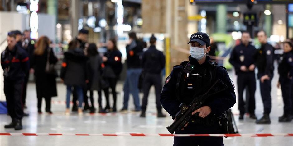 Penyerangan dengan pisau di stasiun Gare du Nord