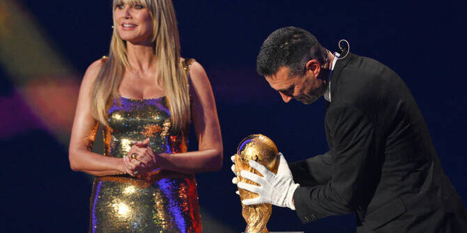 Peraturan Sarung Tangan Trofi Piala Dunia