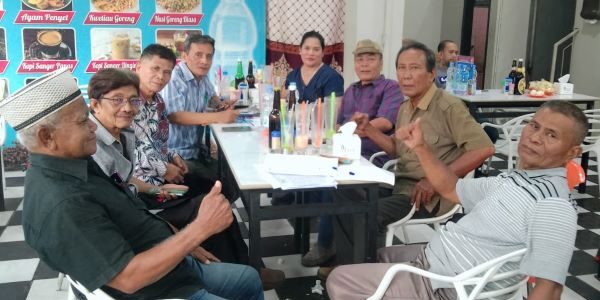 Pertemuan pengurus DPW IPPI Sumut, dari kiri kekanan Zainal Hasibuan, Fadmin Malau, Kuras Purba, Gustap Marpaung, Indah Lingga, Binsar Situmorang, Taulim Matondang, Miswar Hasibuan