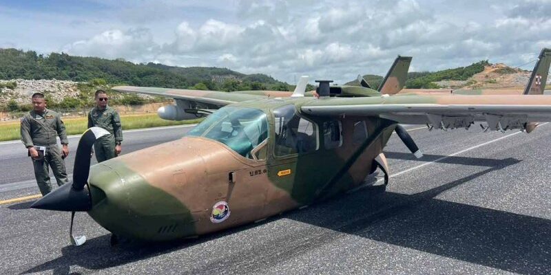 Pesawat AL Rusak ditengah landasan pacu