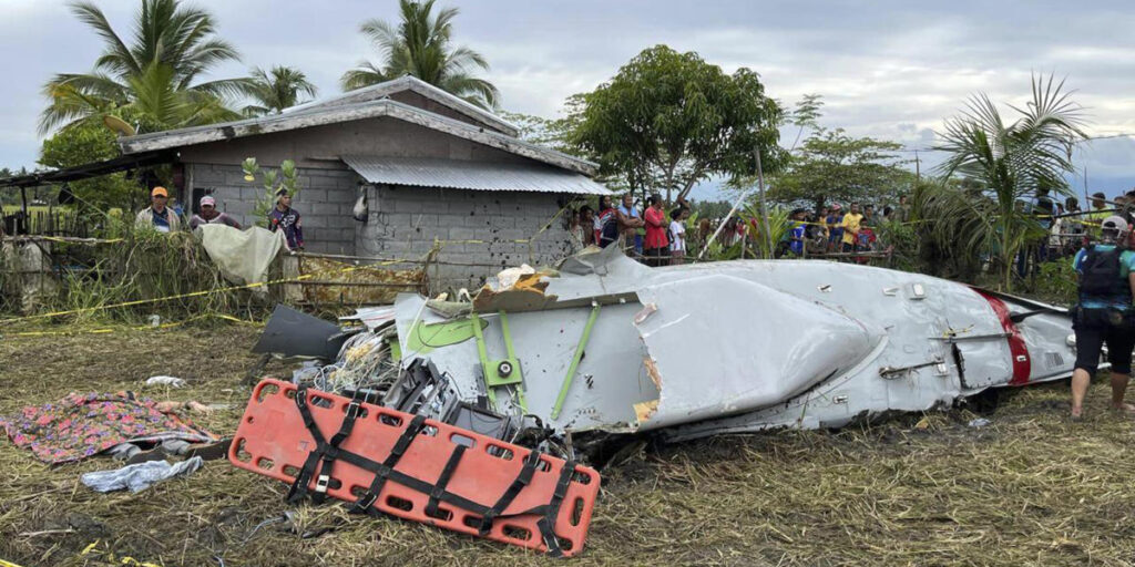 Pesawat Beechcraft Super King Air B300 yang jatuh di Filipina