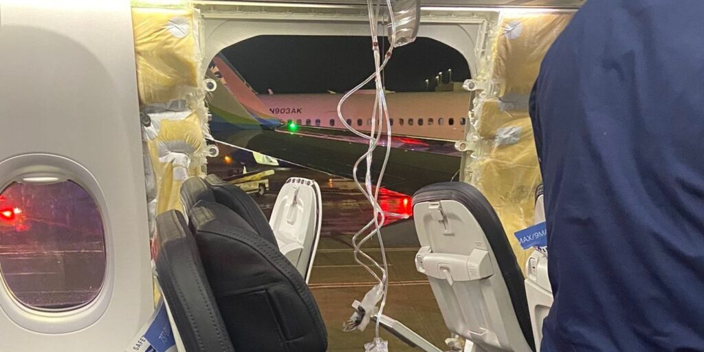 Pesawat Boeing Alaska Airlines yang panelnya meledak
