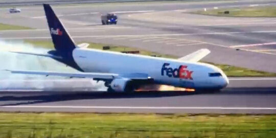 Pesawat Cargo mendarat tanpa roda depan