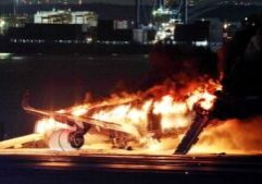 Pesawat Japan Airlines terbakar di Haneda Airport