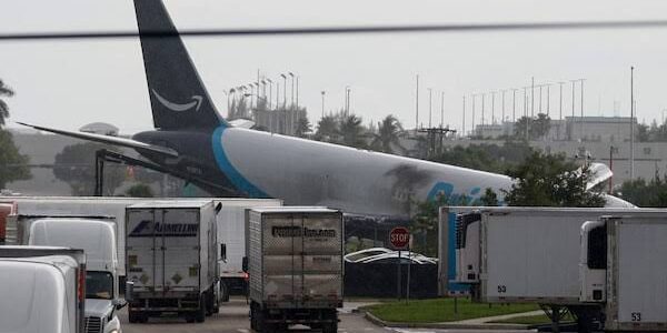 Pesawat Kargo Amazon Keluar Landasan di Miami