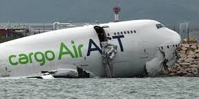 Pesawat Kargo Tergelincir di Hong Kong