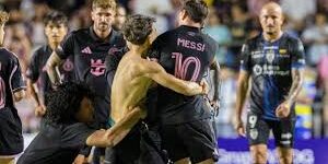 Petugas Keamanan Melumpuhkan Penyusup Lapangan