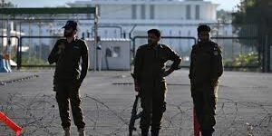 Petugas polisi berjaga di jalan menuju kediaman Presiden di Pakistan