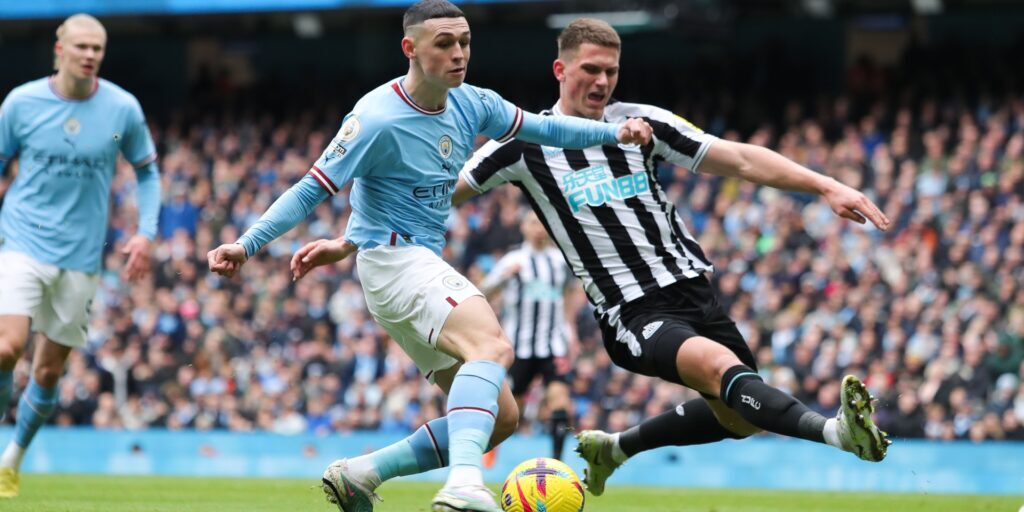 Phil Foden (MC) berusaha mencetak gol