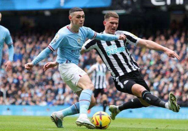 Phil Foden (MC) berusaha mencetak gol