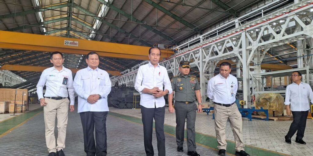 Presiden Joko Widodo (tengah) didampingi sejumlah pejabat terkait saat memberikan keterangan pers usai meninjau industri pertahanan PT Pindad, Kota Bandung, Selasa (19/9/2023).