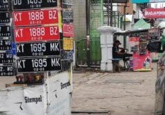 Penjual Plat Nomor Menjamur di Pinggir Jalan Samarinda, Segini Harganya, Rawan Disalahgunakan


