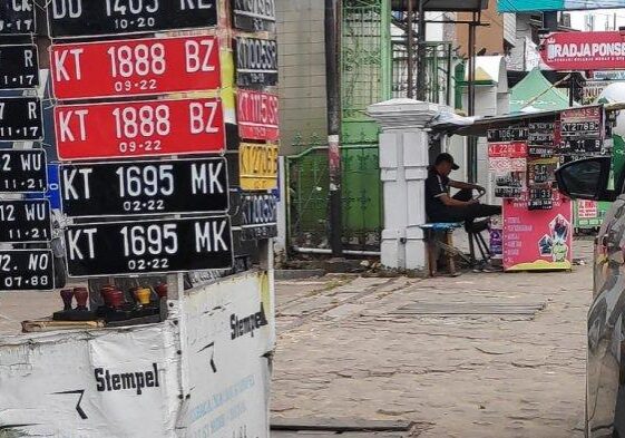 Penjual Plat Nomor Menjamur di Pinggir Jalan Samarinda, Segini Harganya, Rawan Disalahgunakan


