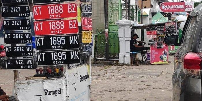 Penjual Plat Nomor Menjamur di Pinggir Jalan Samarinda, Segini Harganya, Rawan Disalahgunakan


