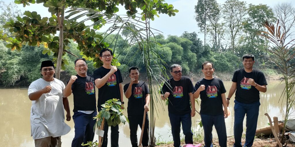 Indah Kiat Tangerang kembali melakukan penanaman pohon di bantaran Sungai Cisadane