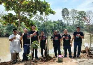 Indah Kiat Tangerang kembali melakukan penanaman pohon di bantaran Sungai Cisadane