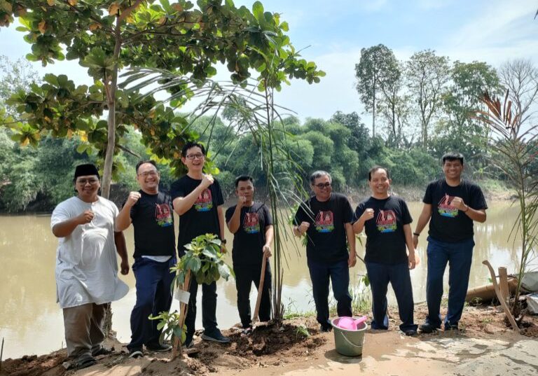 Indah Kiat Tangerang kembali melakukan penanaman pohon di bantaran Sungai Cisadane