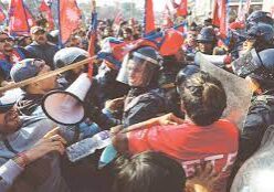 Polisi Anti Huru-hara Nepal dengan pengunjuk rasa