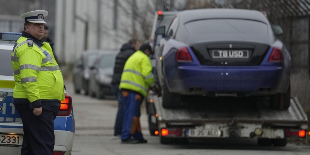 Polisi Rumania derek mobil mewah Andrew Tate