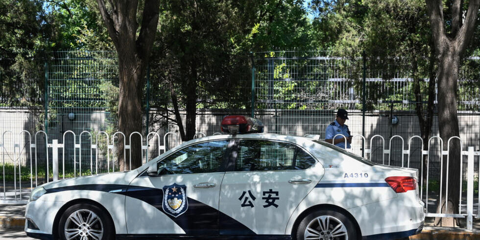 Polisi dan Petugas Keamanan berjaga di Kedubes Jepang - Beijing