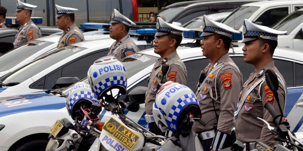 Personel kepolisian Polresta Bandar Lampung mengikuti Apel Gelar Pasukan Operasi Keselamatan Krakatau 2025 di halaman Mapolresta Bandar Lampung, Lampung, Senin (10/2/2025).