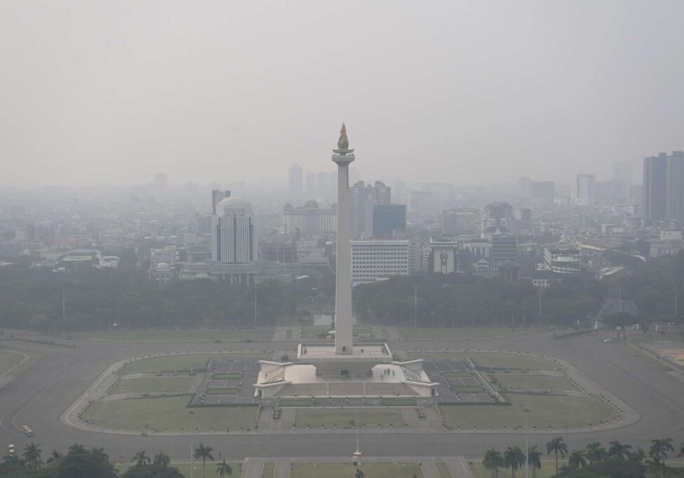 Suasana tugu Monas yang tertutup oleh kabut polusi di Jakarta, Selasa (25/7/2023).
