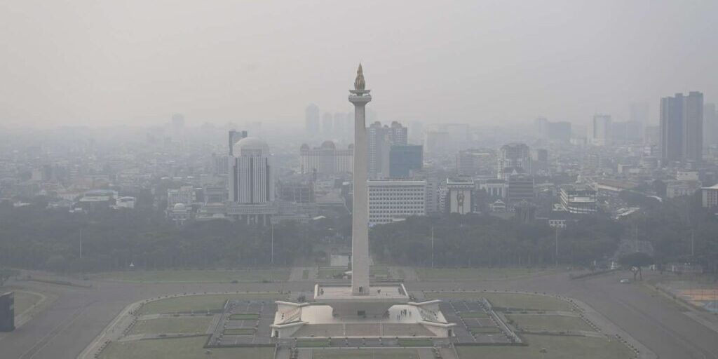 Suasana tugu Monas yang tertutup oleh kabut polusi di Jakarta, Selasa (25/7/2023).