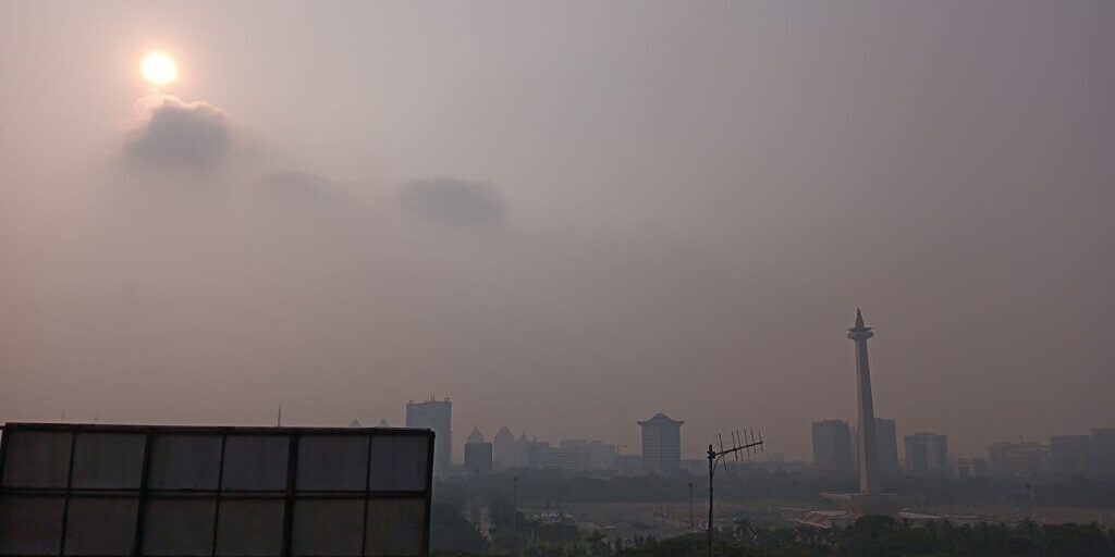 Pemandangan langit di kawasan Monas, Jakarta, Selasa (22/8/2023) pukul 07.30 WIB 