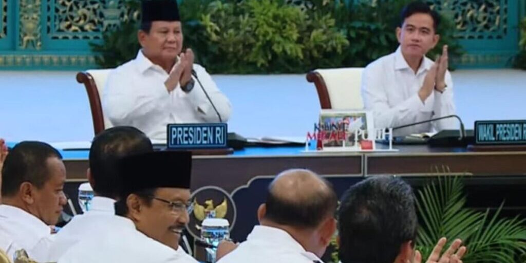 Presiden RI Prabowo Subianto dan jajaran kabinet dalam Sidang Kabinet Paripurna 2025 di Istana Jakarta, Senin (15/12/2025).(Dok. Kementan)

