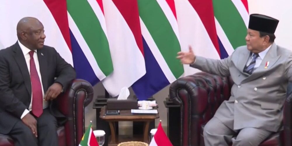Presiden Prabowo Subianto berbincang dengan Presiden Afrika Selatan Cyril Ramaphosa dalam pertemuan hangat di Istana Merdeka, Jakarta.

