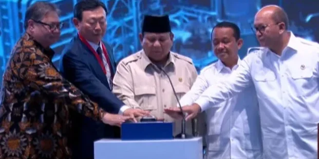 Presiden Republik Indonesia Prabowo Subianto secara resmi meresmikan operasional PT Lotte Chemical Indonesia, di Kota Cilegon, Kamis, 6 November 2025. (Foto: Youtube/Sekretariat Presiden)