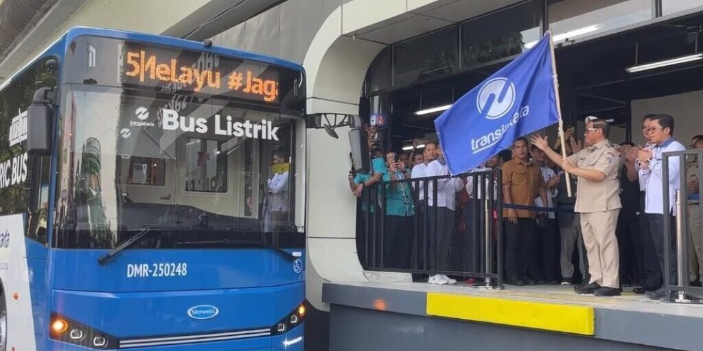 Gubernur DKI Jakarta Pramono Anung meresmikan Halte Transjakarta Jaga Jakarta, di Jakarta Pusat, Senin (8/9/2025).