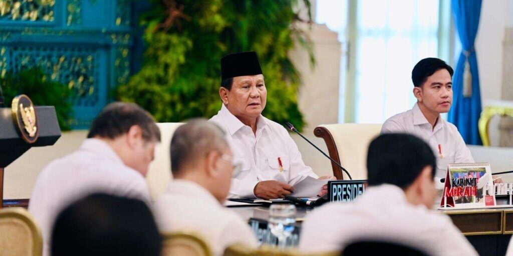 Presiden Prabowo Subianto didampingi Wakil Presiden Gibran Rakabuming Rama memberikan arahan di Sidang Kabinet Paripurna, Senin (15/12/2025)(Foto: Biro Pers Setpres)