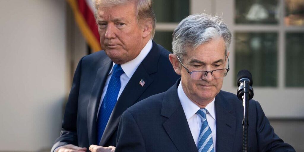 Presiden AS Donald Trump menyaksikan Jerome Powell