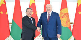 Presiden Alexander Lukashenko bersalaman dengan PM Li Qiang