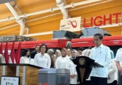 Presiden Joko Widodo bersama dengan Ibu Iriana dan OASE KIM naik moda LRT dari Stasius Harjamukti, Cibubur, Senin (28/8/2023). Presiden Jokowi meresmikan LRT Jabodebek. 