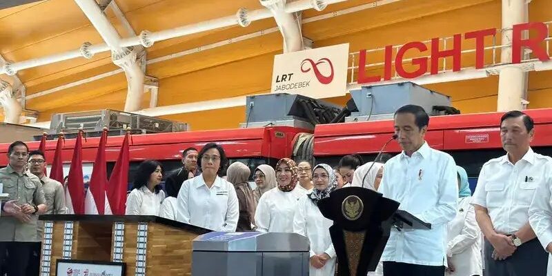 Presiden Joko Widodo bersama dengan Ibu Iriana dan OASE KIM naik moda LRT dari Stasius Harjamukti, Cibubur, Senin (28/8/2023). Presiden Jokowi meresmikan LRT Jabodebek. 