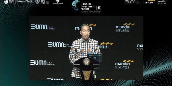 Presiden Jokowi memaparkan keynote speech dalam acara Mandiri Investment Forum, di Jakarta, Rabu (1/2/2023). 


