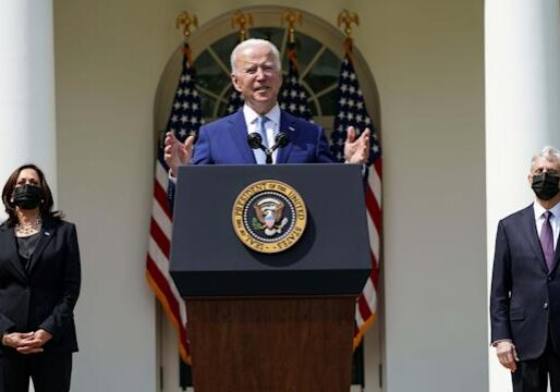 Presiden Biden diapit oleh Merrick Garland dan Kamala Harris