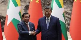 Presiden China Xi Jinping berjabat tangan dengan Presiden Myanmar Min Aung Hlaing.
