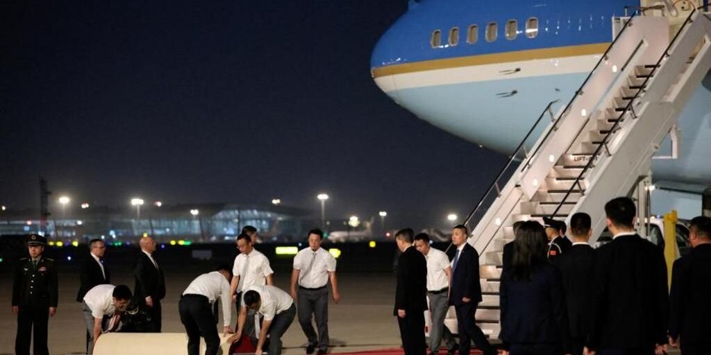 Presiden Donald Trump mendarat di Beijing