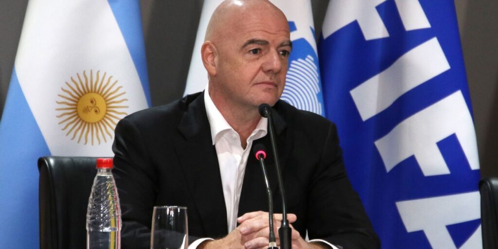 Presiden FIFA Gianni Infantino dengan bendera Argentina