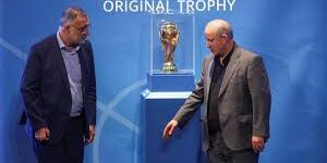 Presiden Federasi Sepak Bola Iran Mehdi Taj dan Walikota Teheran Alireza Zakani