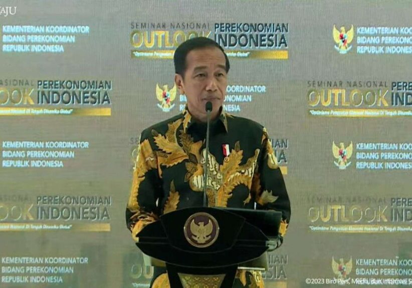 Presiden Joko Widodo saat memberi sambutan di acara Outlook Ekonomi Indonesia, di St Regis, Jakarta, Jumat (22/12/2023).