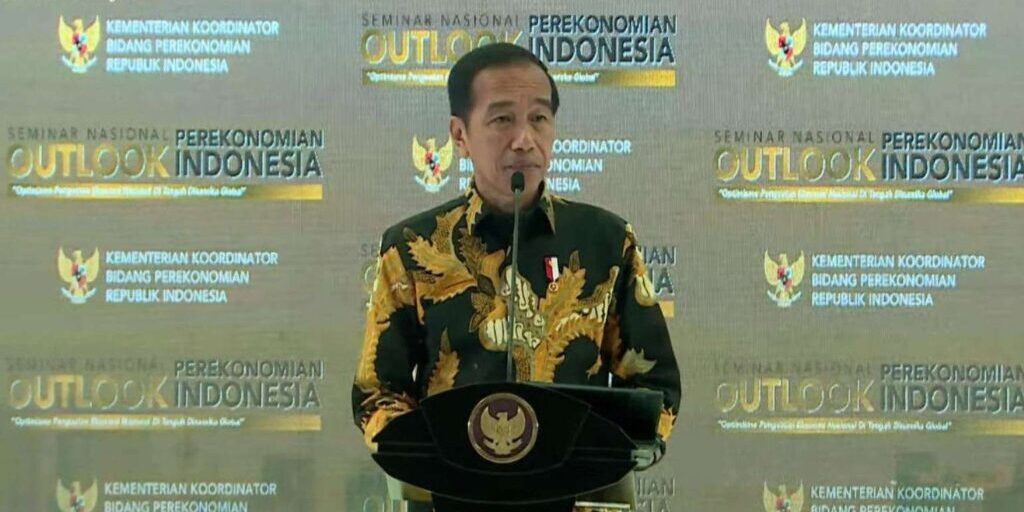 Presiden Joko Widodo saat memberi sambutan di acara Outlook Ekonomi Indonesia, di St Regis, Jakarta, Jumat (22/12/2023).