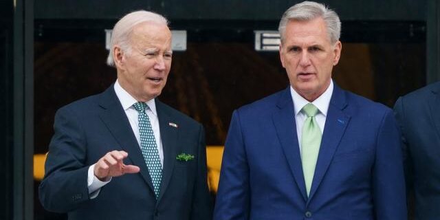 Presiden Joe Biden dengan Kevin McCarthy