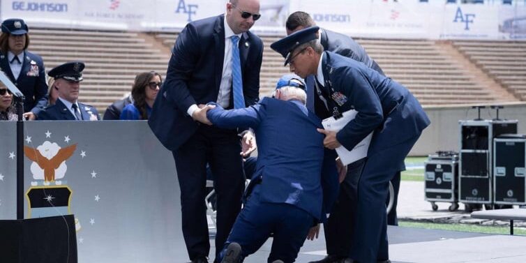 Presiden Joe Biden tersandung dan jatuh