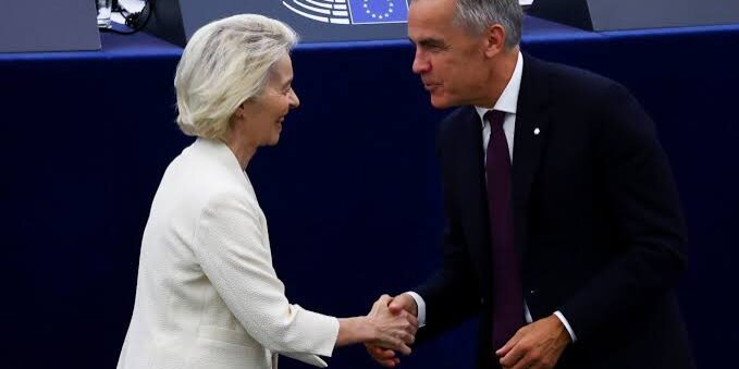 Presiden Komisi Eropa Ursula von der Leyen dengan PM Kanada Mark Carney