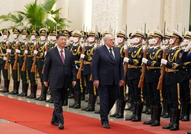 Presiden Lukashenko bersama Presiden Xi Jinping di Beijing.
