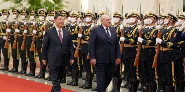 Presiden Lukashenko bersama Presiden Xi Jinping di Beijing.
